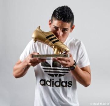 James recibe la Bota de Oro del Mundial de Brasil en Valdebebas