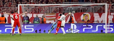 3-3. Disparo desde el borde del área de Luis Díaz, toca en Éder Militão y el balón sale ajustado al palo largo, imparable para Adriy Lunin.