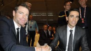 Alberto Contador saluda a Cadel Evans en la presentaci&oacute;n del Giro.