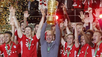 Guardiola levanta la Copa de Alemania.