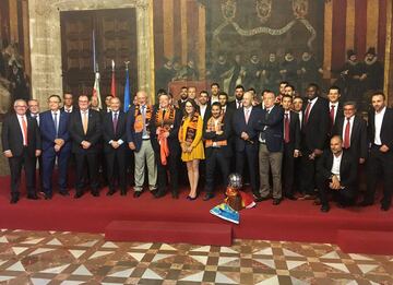 El presidente de la Generalitat, Ximo Puig, y la vicepresidenta y conseller de Igualdad y Políticas Inclusivas, Mònica Oltra, junto a la plantilla del Valencia Basket, y el máximo accionista de la entidad, Juan Roig.