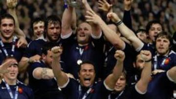<b>TÍTULO. </b>Los miembros de la selección francesa, con el trofeo de campeones del Seis Naciones 2010.