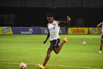 Colombia entrenó por última vez en la sede deportiva de Barranquilla antes de enfrentar este viernes a Venezuela por la primera fecha de las eliminatorias. Carlos Queiroz ultimó detalles tácticos para el partido y se vio a todos los jugadores bastante activos. Probaron definición, centros y defensa durante la jornada. 