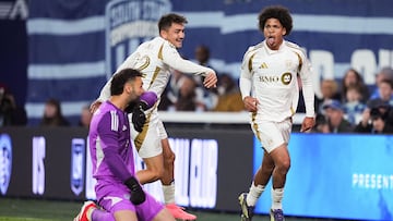 KANSAS CITY, KANSAS - MARCH 22: David Mart�nez #30 of Los Angeles FC celebrates with Cengiz �nder #22 after scoring a goal during the first half of the match as Sporting Kansas City takes on Los Angeles FC at Children's Mercy Park on March 22, 2025 in Kansas City, Kansas. Kyle Rivas/Getty Images/AFP (Photo by Kyle Rivas / GETTY IMAGES NORTH AMERICA / Getty Images via AFP)