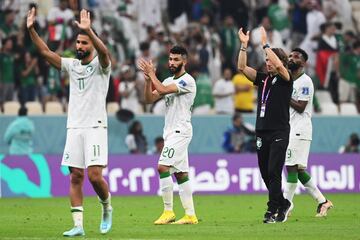 Lusail (Qatar), 30/11/2022.- Players of Saudi Arabia greet their fans after the FIFA World Cup 2022 group C soccer match between Saudi Arabia and Mexico at Lusail Stadium in Lusail, Qatar, 30 November 2022. (Mundial de Fútbol, Arabia Saudita, Estados Unidos, Catar) EFE/EPA/Neil Hall
