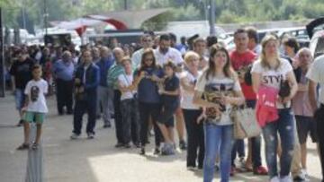 GRAN EXPECTACIÓN. Aficionados sportinguistas, el pasado martes, comprando las últimas localidades para ver al Real Madrid.