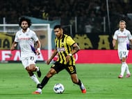 ATHENS (Greece), 28/08/2025.- Orbelin Pineda (R) of AEK in action against Cesar Huerta (L) of Anderlecht during the UEFA Conference play-offs, 2nd leg soccer match between AEK Athens and RSC Anderlecht in Athens, Greece, 28 August 2025. (Grecia, Atenas) EFE/EPA/Georgia Panagopoulou