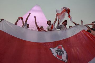 Los aficionados de River celebran el triunfo de su equipo en la Final de la Copa Libertadores ante Boca en la Plaza del Obelisco.