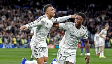 Kyalian Mbappé celebra el primero tanto con Vinicius, MVP del partido.