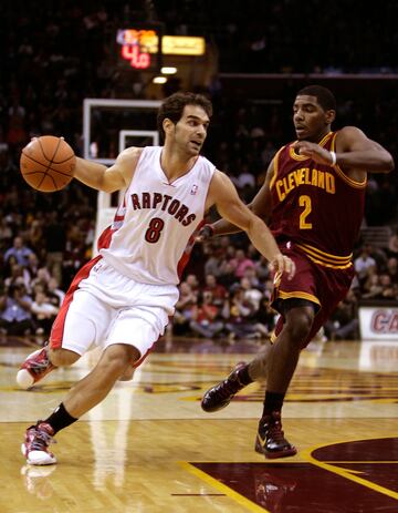 Su buen rendimiento se vio recompensado con el premio a mejor jugador novato del año, a pesar de las pocas victorias del equipo de Ohio que se quedó muy lejos de entrar en los PlayOffs. Irving en el año de su debut en un partido contra Toronto Raptors.