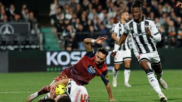 Giacomo Quagliata, lateral del Deportivo, impacta con un jugador del Castellón.