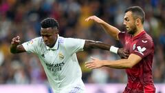 Vinicius y Joan Jordán, en un partido entre Real Madrid y Sevilla.