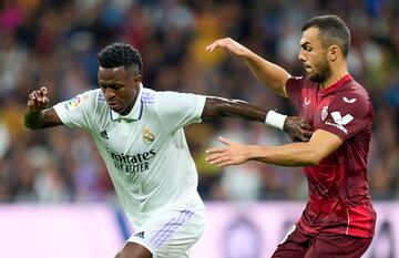 Vinicius y Joan Jordán, en un partido entre Real Madrid y Sevilla.