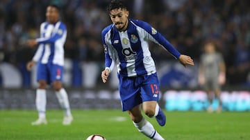 Alex Telles conduce un bal&oacute;n con el Oporto.