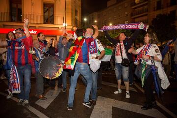 Aficionados del Huesca celebraron en la plaza de Navarra de la capital oscense el ascenso de su equipo a Primera División.