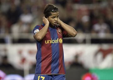 Giovani surgió de la Masia, con la idea de convertirlo en el recambio generacional de Ronaldinho. Con los blaugranas jugó poco menos de 40 partidos entre Liga, Champions y Copa. Sus números fueron de cuatro goles y siete asistencias.
Sin embargo, nunca terminó de explotar su potencial, por lo que el Barça finalmente se rindió y se dedicó a poner su esfuerzo en otros proyectos de sus fuerzas básicas.
