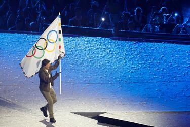 El actor estadounidense Tom Cruise recibe la bandera olímpica durante la ceremonia de clausura de los Juegos Olímpicos de París 2024 