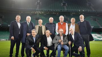 Varios de los protagonistas del 12-1, junto a José Ángel de la Casa en el Villamarín.