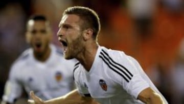 Mustafi celebra tras marcar ante el Granada.