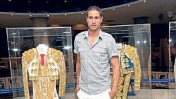 <b>TORERO. </b>Geijo llegó anoche a Santander y posó radiante para AS en el Hotel Palacio del Mar.