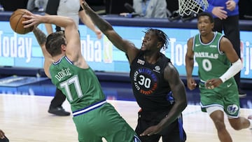 Luka Doncic, ante Julius Randle, durante el partido de la NBA que ha enfrentado a Dallas Mavericks y a New York Knicks.