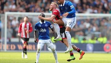 Soccer Football - Premier League - Sheffield United v Everton - Bramall Lane, Sheffield, Britain - September 2, 2023 Sheffield United's Oli McBurnie in action with Everton's Ben Godfrey REUTERS/Chris Radburn EDITORIAL USE ONLY. No use with unauthorized audio, video, data, fixture lists, club/league logos or 'live' services. Online in-match use limited to 75 images, no video emulation. No use in betting, games or single club /league/player publications.  Please contact your account representative for further details.