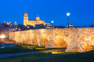 El Puente Romano de Salamanca, también llamado Puente Mayor del Tormes, es una de las construcciones más antiguas y simbólicas de la ciudad. Forma parte de la histórica Vía de la Plata, la calzada romana que conectaba Mérida con Astorga, y ha sido durante siglos la entrada sur a Salamanca. Su construcción data del siglo I d. C., muy probablemente bajo los emperadores Augusto o Trajano, según diferentes investigaciones.