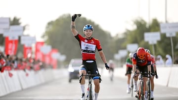 La ciclista neerlandesa Lorena Wiebes celebra su victoria en la segunda etapa del UAE Tour Femenino.