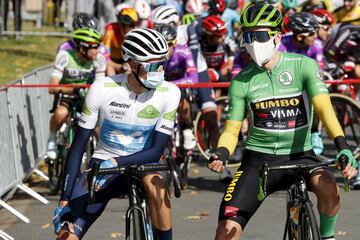 Enric Mas y Roglic antes de empezar la etapa 