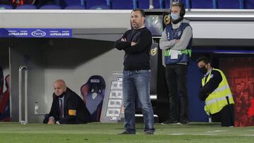 HUESCA, SPAIN - OCTOBER 18: Sergio, Head Coach of Real Valladolid looks on during the La Liga Santader match between SD Huesca and Real Valladolid CF at Estadio El Alcoraz on October 18, 2020 in Huesca, Spain. Football Stadiums around Europe remain empty 