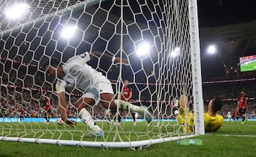 3-0. Brahim asiste a Lucas Vázquez en la banda derecha, el lateral centra y Valjent deja pasar el balón. Rodrygo atento, remata a placer en el segundo palo el tercer tanto.