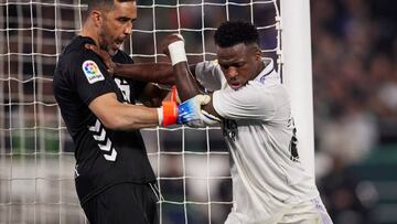 SEVILLE, SPAIN - MARCH 05: Vinicius Junior of Real Madrid arguees with Claudio Bravo of Real Betis during the LaLiga Santander match between Real Betis and Real Madrid CF at Estadio Benito Villamarin on March 05, 2023 in Seville, Spain. (Photo by Fermin Rodriguez/Quality Sport Images/Getty Images)