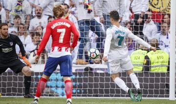 Ocasión de Cristiano Ronaldo ante Oblak tras el cabezazo de Bale. 