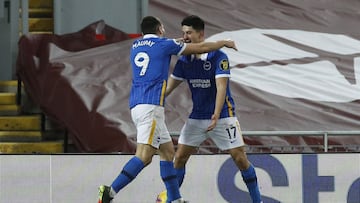 Steven Alzate en un partido del Brighton en la Premier League