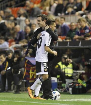 Neville con Fran Villalba durante el partido de vuelta de la Copa del Rey contra el Barcelona en febrero. 