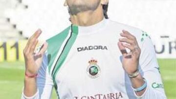 <b>PRESENTACIÓN. </b>Ezequiel Garay se puso ayer por primera vez la camiseta del Racing.