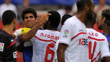 Atletico Madrid&#039;s defender Pablo Ibanez (2ndL) reacts against Sevilla during their Spanish league football match at Ramon Sanchez Pizjuan stadium on October 3,  2010.     AFP PHOTO/ JORGE GUERRERO
 DIEGO COSTA TANGANA INCIDENTE
 PUBLICADA 04/10/10 NA