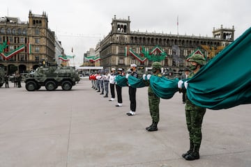 Desfile por la Independencia rinde homenaje a héroes de la salud