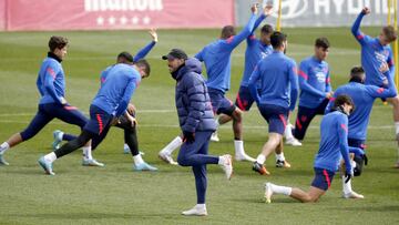 Simeone, durante el estiramiento de sus futbolistas al inicio de la &uacute;ltima sesi&oacute;n del Atl&eacute;tico antes de jugar en Vallecas. 