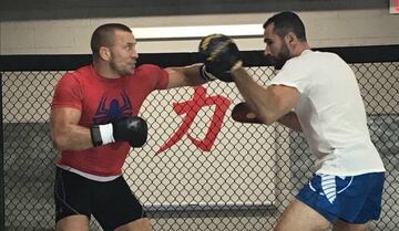 Jorge Blanco hace manopla con George St-Pierre durante un entrenamiento.