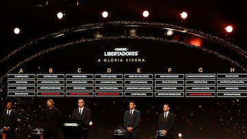 CDA101. LUQUE (PARAGUAY), 27/03/2023.- Los exfutbolistas Mauro Silva (i) de Brasil, Diego Lugano (2-i) de Uruguay, Ricardo Tavarelli (2-d) de Paraguay y Maximiliano Rodriguez (d) de Argentina participan con el director de competiciones de clubes de la Conmebol Frederico Nantes (c) en el sorteo de la fase de grupos de la Copa Libertadores hoy, en la sede de la Conmebol en Luque (Paraguay). EFE/Fernando Franceschelli