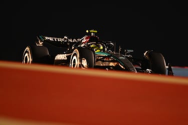 Lewis Hamilton de Gran Bretaña conduciendo el Mercedes AMG Petronas F1 W15.