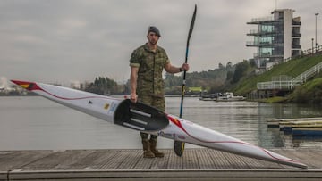 Carlos Ar&eacute;valo, en Trasona con su piragua y su uniforme de trabajo. 