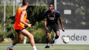 Catorce años lleva el Madrid sin algo así: el golazo de Alaba en pleno entrenamiento