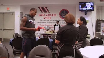 Deshaun Watson dona su sueldo a las empleadas de cafetería