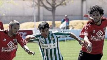 <b>A POR TODAS. </b>Imagen del Betis B-Mérida ganado por los extremeños.