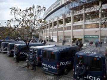 Dispositivo policial en el exterior del estadio Vicente Calderón, en Madrid, antes del partido de la decimoquinta jornada de Liga de Primera División entre el Atlético de Madrid y el Villarreal.