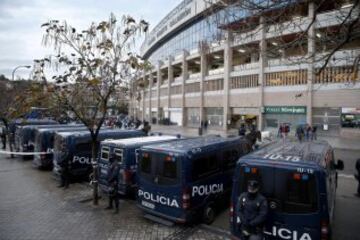 Dispositivo policial en el exterior del estadio Vicente Calderón, en Madrid, antes del partido de la decimoquinta jornada de Liga de Primera División entre el Atlético de Madrid y el Villarreal.