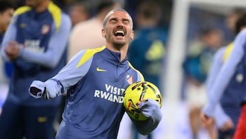 Griezmann, sonriente, en el calentamiento del Oviedo-Atlético.