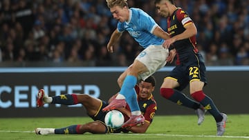 Napoli's Danish forward #19 Rasmus Hojlund fights for the ball with Genoa's Mexican defender #22 Johan Vasquez and Genoa's Danish defender #34 Sebastian Otoa during the Italian Serie A football match between SSC Napoli and Genoa CFC at the Diego Armando Maradona Stadium on October 5, 2025. (Photo by CARLO HERMANN / AFP)